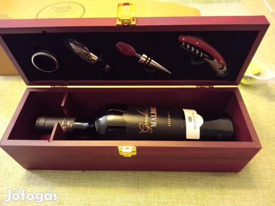 Ajándék Fadobozos Boros Készlet A Fotón Szereplő Borral. Új