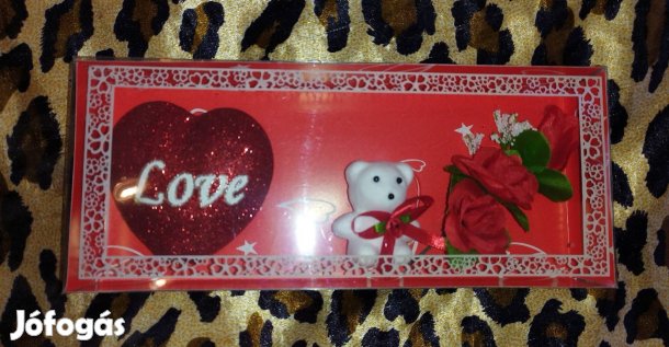 Ajándékdoboz díszekkel