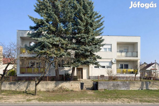 Ajka 84 m2-es erkélyes lakás garázzsal kerttel Alkuképes