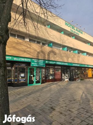 Ajka belvárosában, a Hotel Ajka Üzletház teljes emeleti része (300 nm)