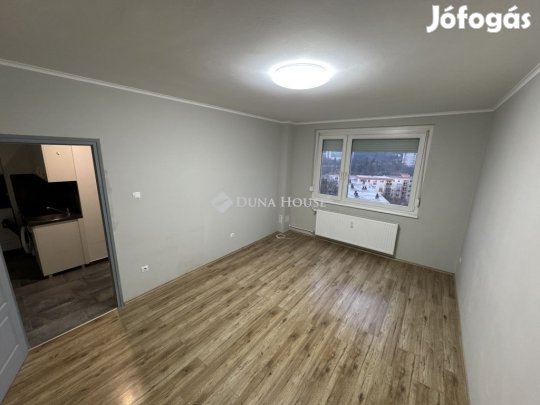 Ajkai 36 nm-es lakás eladó