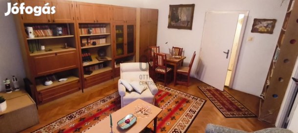 Ajkán, közel a központhoz, 2 szobás, 1. emeleti téglalakás eladó.