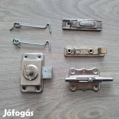 Ajtó riglik, akasztók (újszerűek) egyben olcsón eladó