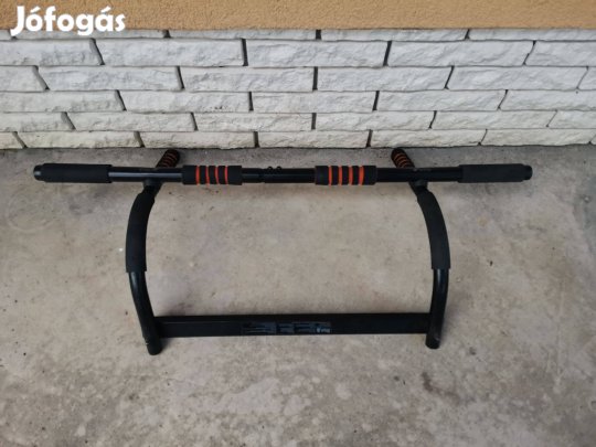 Ajtóra szerelhető húzódzkodó rúd