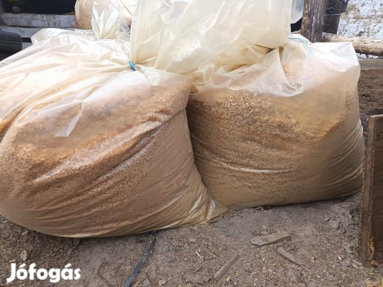 Akác és vörösfenyő forgács