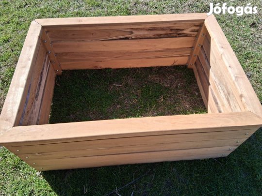 Akác magaságyás, kerti ágyás