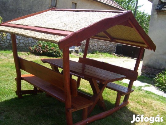 Akácból és tölgyből kerti kiülő