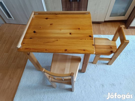 Akácfa gyermekasztal két székkel