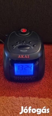 Akai órás rádió kivetítő funkcióval 