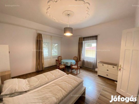 Akár Összeköltöznek, Irodának