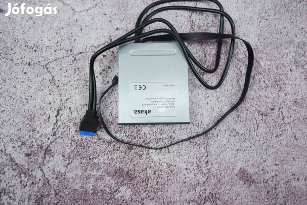 Akasa AK-ICR-32 USB portbővítő előlapi panel 3.5