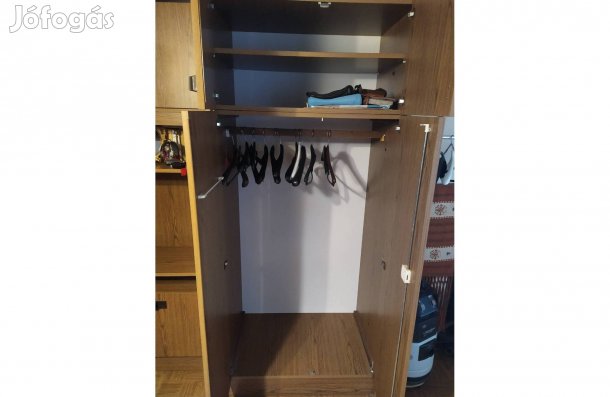 Akasztós polcos szekrény