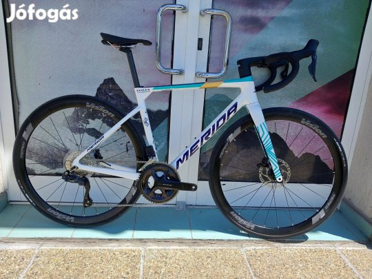 Akció:: 2025 Merida Scultura 5000 V1 Gyöngyfehér (KÉK-TEAM) ( XS,S,M)