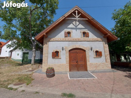 Akció ! Autentikus présház + pince eladó Bölcskén !