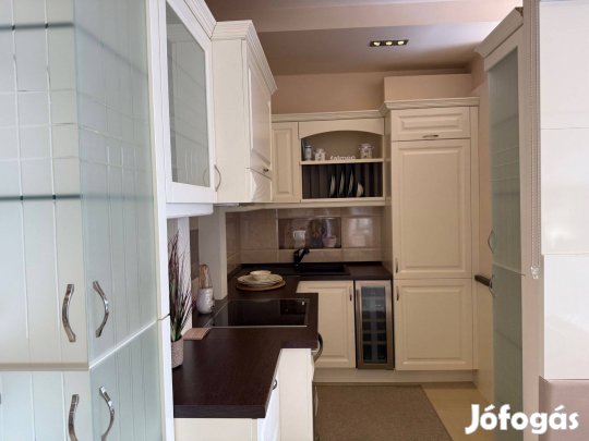 Akciós - angol stílusú konyhabútor selyemfényű festett fronttal