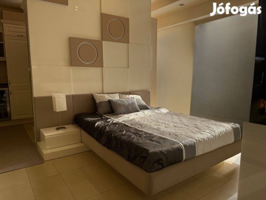 Akciós franciaágy teljes falburkolattal, matraccal, kárpit támlával