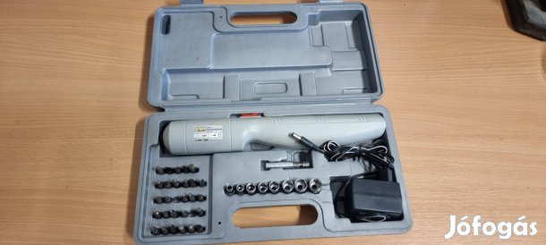 Akkus kézi csavarhúzó készlet csavarozó bitfejekkel szettben dobozában