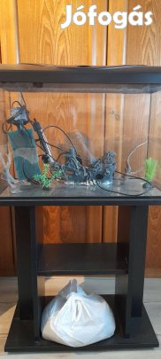 Akvárium teljes felszereléssel