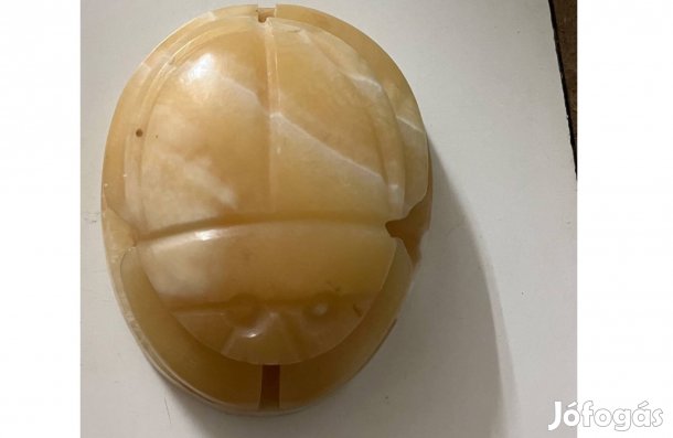 Alabástrom szerencsét hozó szkarabeusz