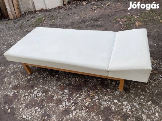 Alacsony ágy rendelőből