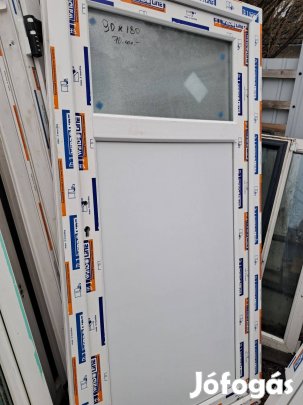 Alacsony mellék bejárati ajtó