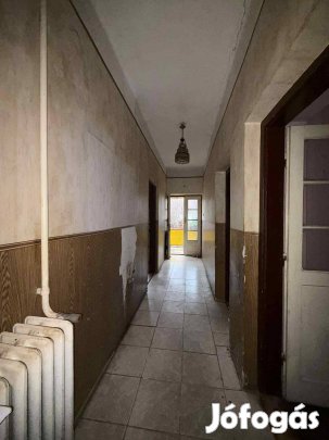 Alakítsa saját ízlésére jó alapok, remek elhelyezkedés Konyáron