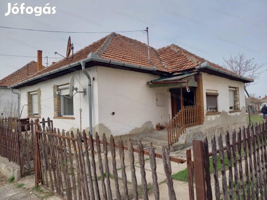 Alattyánon eladó egy 90 nm-es 3 szobás családi ház