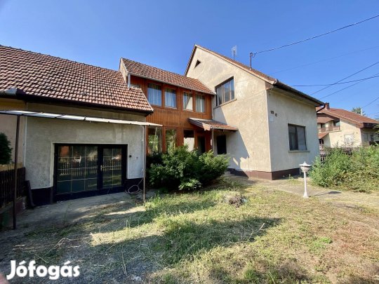 Albertirsán központi helyen több generációs saroktelki sorház eladó ! 