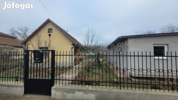 Albertirsán mézeskalácsházikó garázzsal, alápincézett nyári konyhával