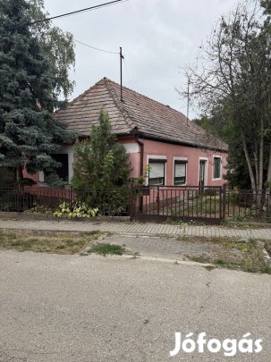 Alcsútdoboz szívében várja új lakóit ez a tágas, 3 szobás otthon!