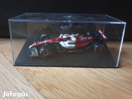 Alfa Romeo F1 C42 n.77 2022 Valtteri Bottas vitrinnel