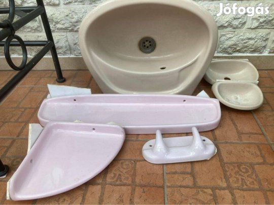 Alföldi bézs kerámia kézmosó, szappantartó, sarokpolc, fogas