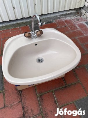 Alföldi mosdó csappal