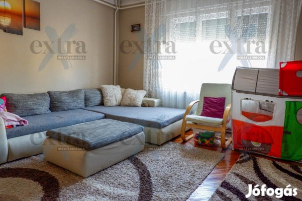 Algyő központjában, felújított, 2 szintes ikerház