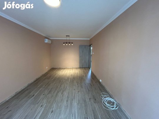 Algyőn 1. em. 54m2 felújított 2 szobás panellakás loggiával eladó