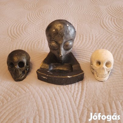 Alien figura hamutartó és koponyák