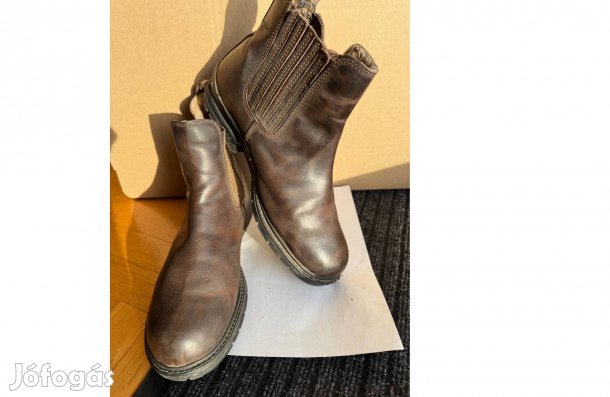 Alig használt, férfi bélelt boka csizma 45-ös méretben eladó