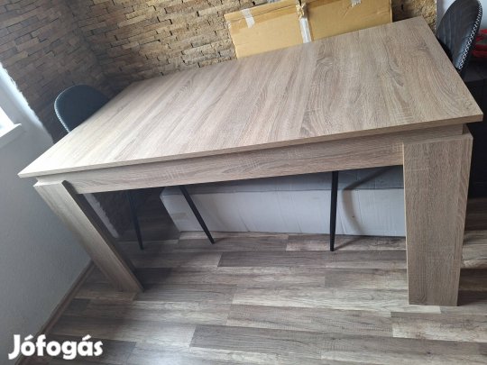 Alig használt étkezőasztal 