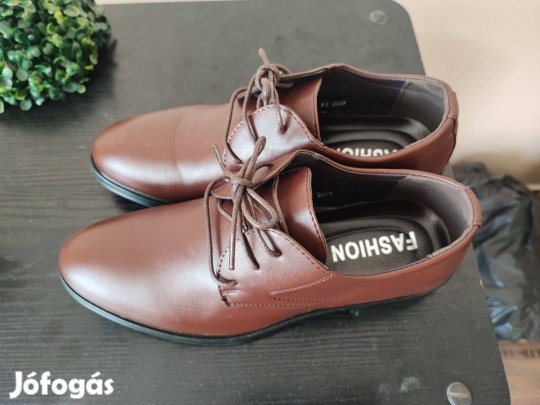 Alkalmi Elegáns barna cipő 41-es