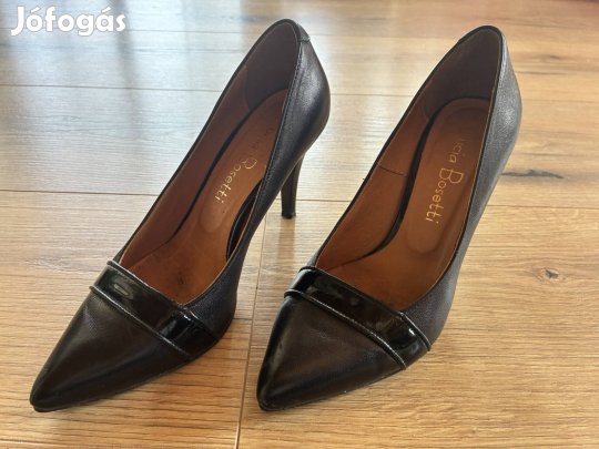 Alkalmi, fekete, bőr, magassarkú cipő