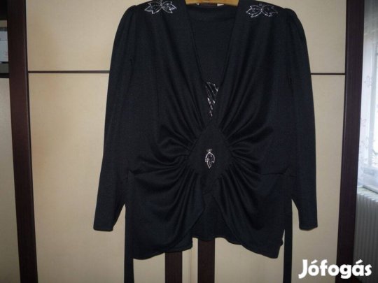 Alkalmi, fekete, vállán, elől díszített blúz XL