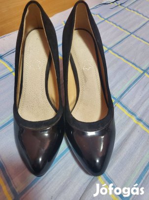 Alkalmi fekete magas sarkú cipő