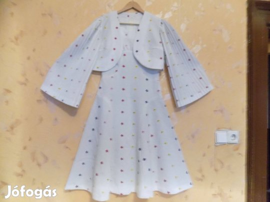 Alkalmi kézzel hímzett,900db virág van rajta, különleges ruha