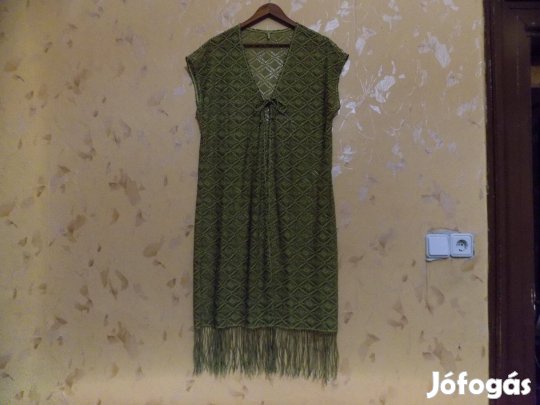 Alkalmi ruha tetejére szokták felvenni, különleges alkalmakra