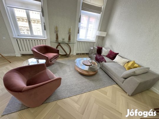 Alkotmány utcában két hálószobás luxuslakás kiadó