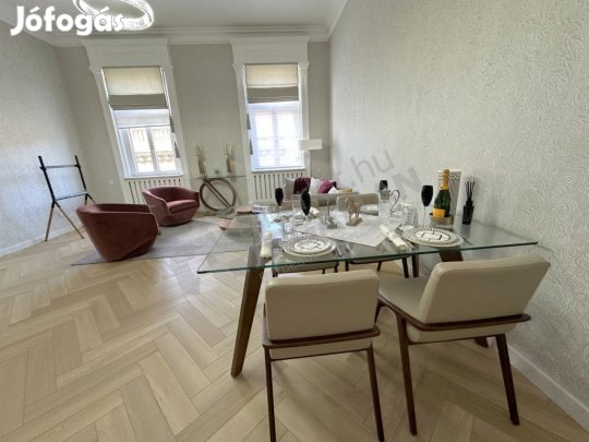 Alkotmány utcában két hálószobás luxuslakás kiadó