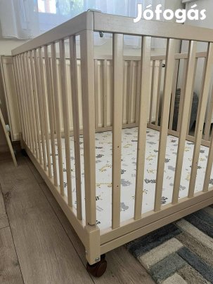 Állítható fa járóka