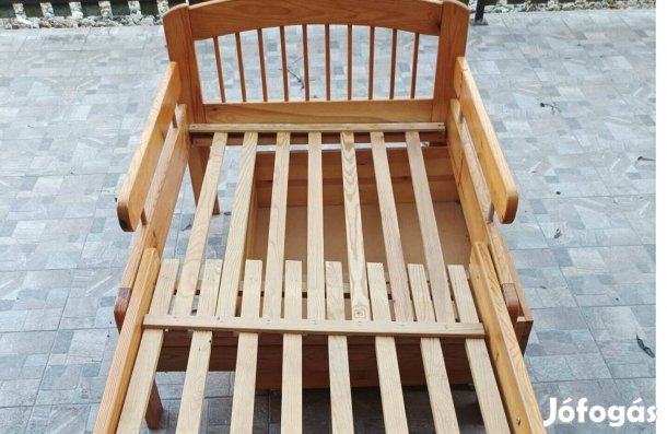 Állítható fenyő gyerekágy