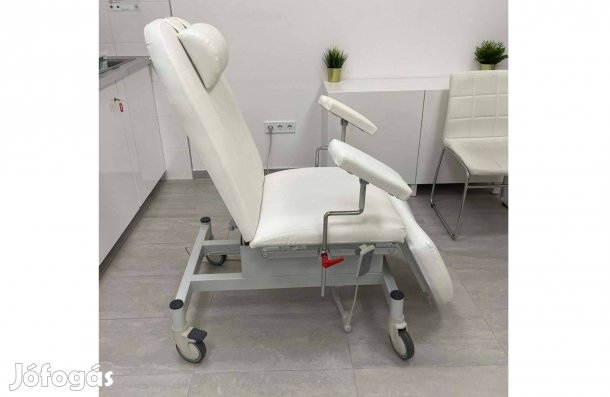 Állítható infúzióságy, vérvételiszék,