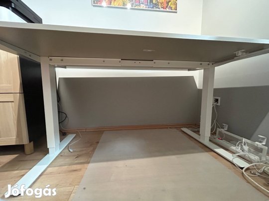 Állítható magasságú íróasztal (ikea Trotten)